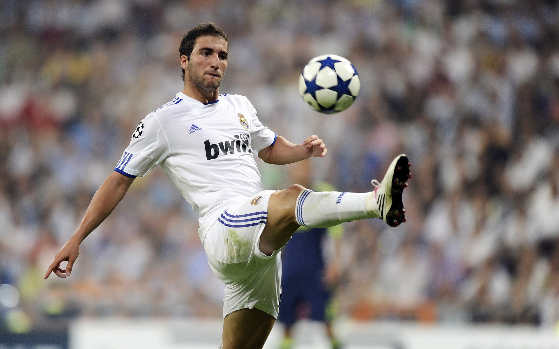 华体会网址-英超巅峰竞技:激烈比拼,精彩纷呈,英超榜首之争